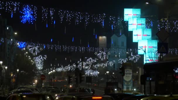 圣诞灯和晚上的电子广告牌 — 图库视频影像
