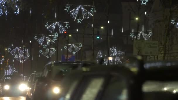 在有白灯的街上开车 — 图库视频影像