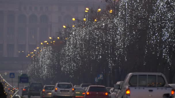 Rijden Door Versierde Bomen Unirii Boulevard Boekarest — Stockvideo