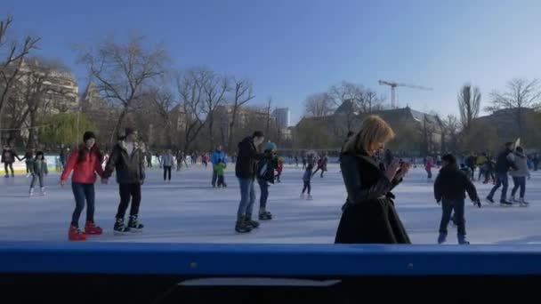 Patinaje Sobre Hielo Bucarest — Vídeo de stock