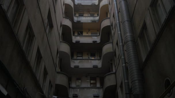 Antiguo Edificio Con Balcones — Vídeo de stock