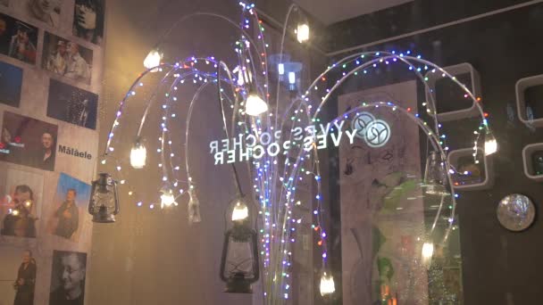 商店橱窗里的圣诞装饰品 — 图库视频影像