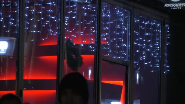 Luces Navidad Rojas Azules Una Tienda — Vídeos de Stock