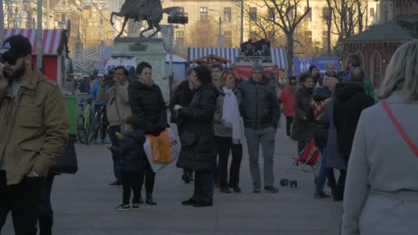 Går Nära Staty Julmarknad — Stockvideo