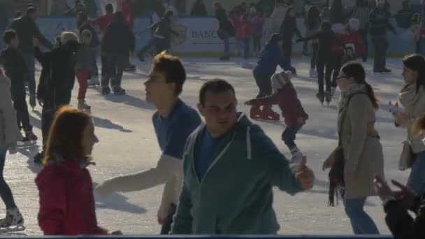 若者と子供のアイススケート — ストック動画