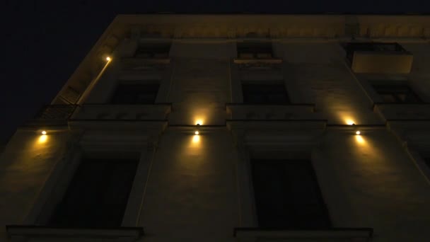 Niski Kąt Budynku Złotymi Światłami — Wideo stockowe
