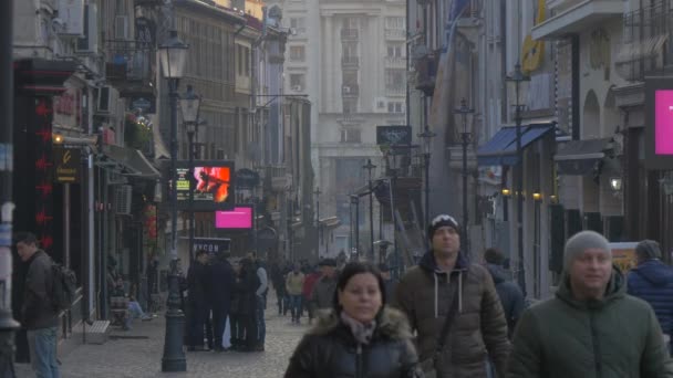 Pessoas Andando Uma Rua Paralelepípedos Bucareste — Vídeo de Stock