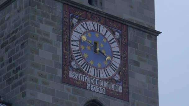 挂满壁画的时钟 — 图库视频影像