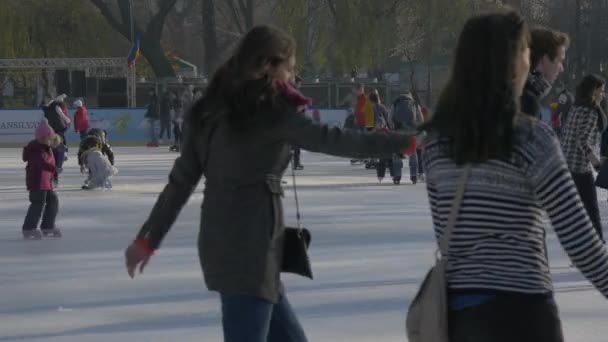 Άνθρωποι Πατινάζ Στον Πάγο Ένα Υπαίθριο Παγοδρόμιο — Αρχείο Βίντεο