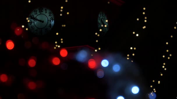 Reloj Visto Través Las Luces Navidad Por Noche — Vídeos de Stock