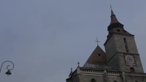 Laternenpfahl Der Nähe Von Biserica Neagra Brasov — Stockvideo