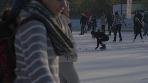 Engellerin Etrafında Buz Pateni Yapmak — Stok video