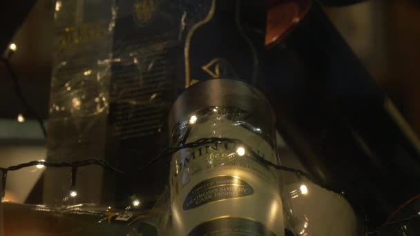 Олорозо Шерри Бочка Закончить Бутылку Рождественскими Огнями — стоковое видео