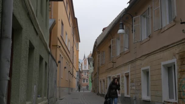 走在一条有旧建筑的狭窄街道上 — 图库视频影像