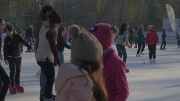 屋外アイススケートリンクでのアイススケート — ストック動画