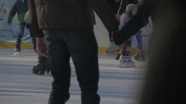 Crianças Patinação Gelo Escorregamento — Vídeo de Stock