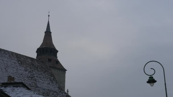 Lampenpaal Bij Een Kerk — Stockvideo