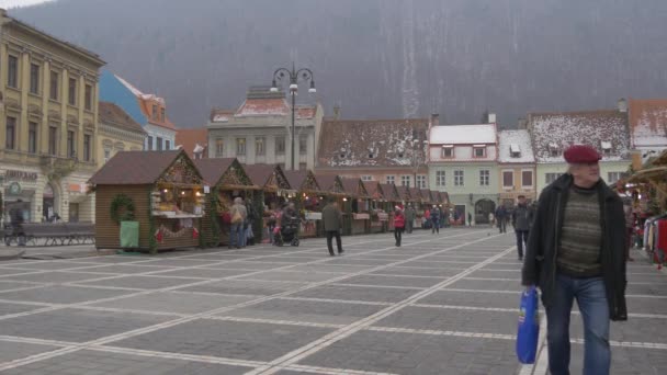 People Visiting Brasov Christmas Market — Stockvideo