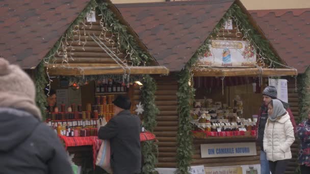 手作り商品が並ぶ2つのクリスマス屋台 — ストック動画