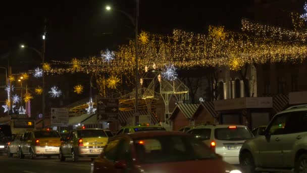 Straat Met Auto Gouden Kerstverlichting — Stockvideo