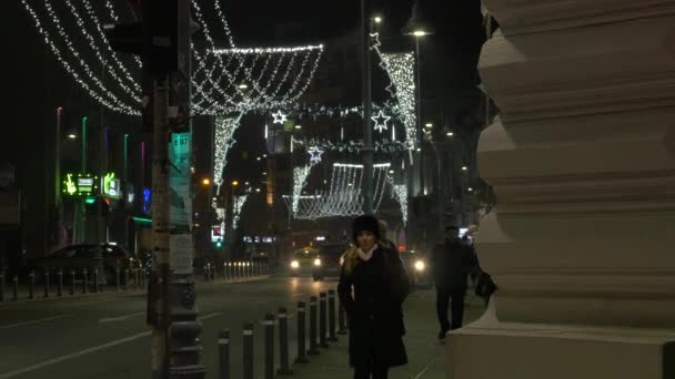 Caminar Por Una Calle Con Luces Blancas Navidad — Vídeo de stock