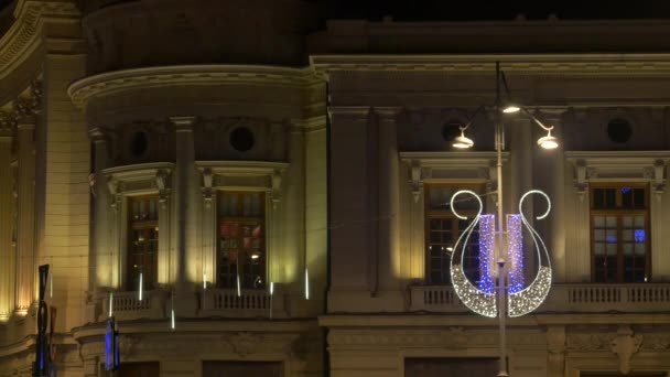 Laternenpfahl Mit Weihnachtsdekoration Der Nähe Eines Gebäudes — Stockvideo