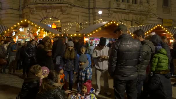 Mödrar Med Barn Julmarknad — Stockvideo