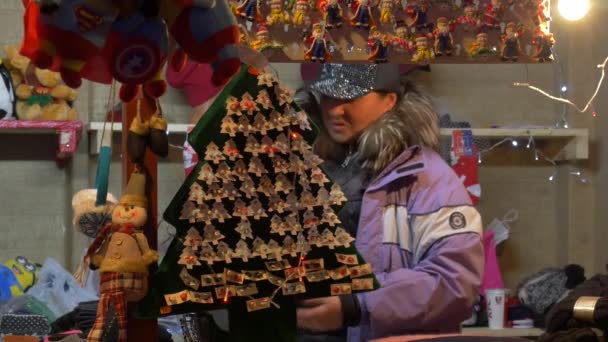 Oorbellen Koop Een Kerstmarkt — Stockvideo