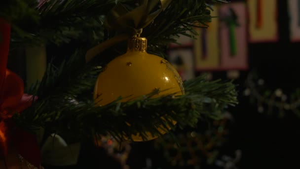 Hermosa Bola Navidad Amarilla — Vídeos de Stock