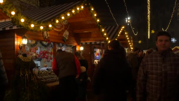 Látogatás Egy Karácsonyi Piacon Éjszaka — Stock videók