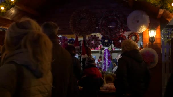 Покупка Рождественских Сувениров Городе — стоковое видео