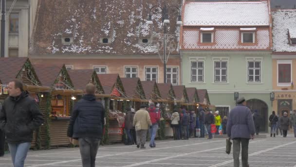 Paseando Por Los Puestos Navidad Día Nevado — Vídeo de stock