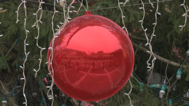 Uitzicht Rode Kerstbal — Stockvideo