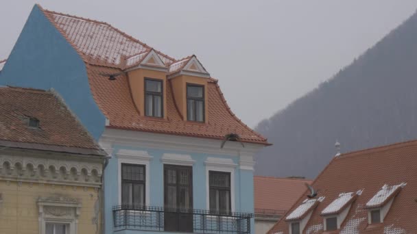 Gebäude Mit Blauer Fassade Und Dachbodenfenstern — Stockvideo