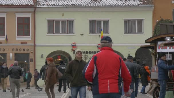 Caminando Plaza Del Consejo Brasov — Vídeo de stock