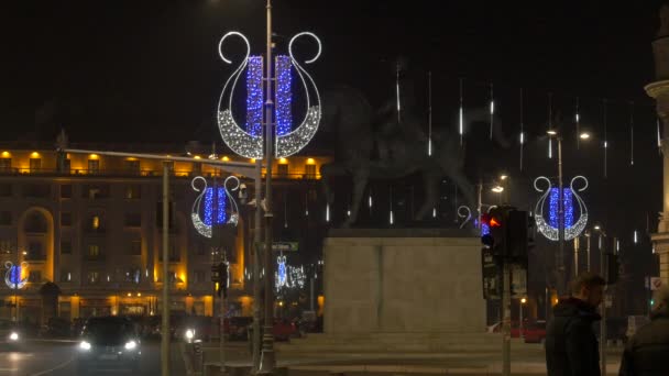 Estatua Carol Decoraciones Navideñas Por Noche — Vídeo de stock