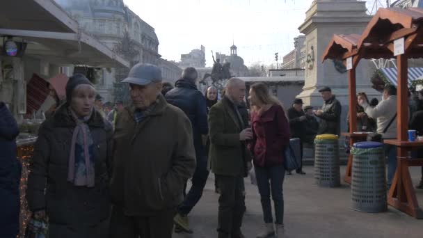Folk Kopplar Bukarests Julmarknad — Stockvideo