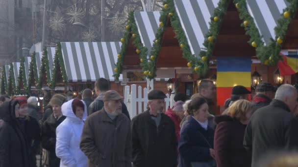 Mensen Lopen Langs Versierde Houten Stalletjes — Stockvideo