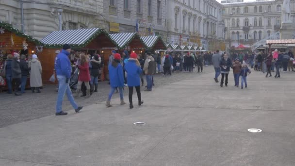 Kerstmarkt Met Mensen — Stockvideo