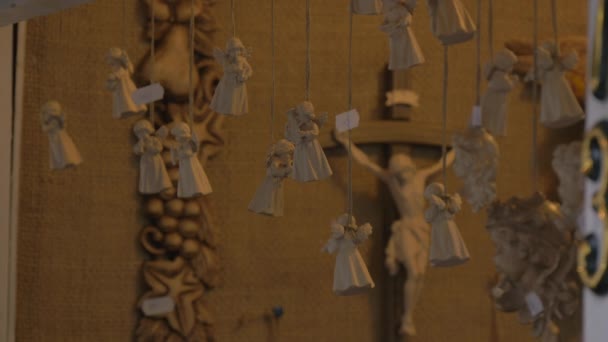 城市里的木制天使纪念品 — 图库视频影像