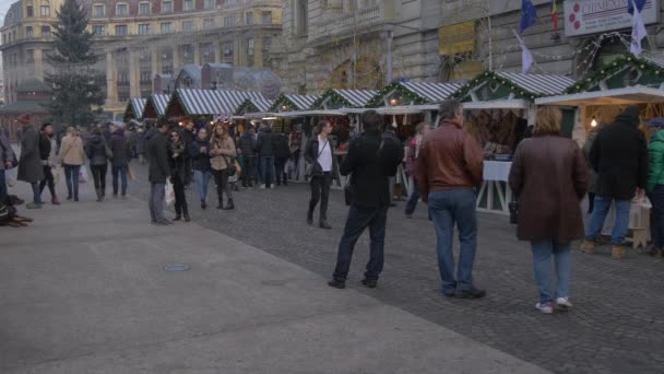 ブカレストのクリスマスマーケットを訪れる — ストック動画