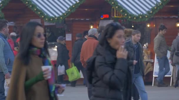 Menschen Auf Einem Weihnachtsmarkt — Stockvideo