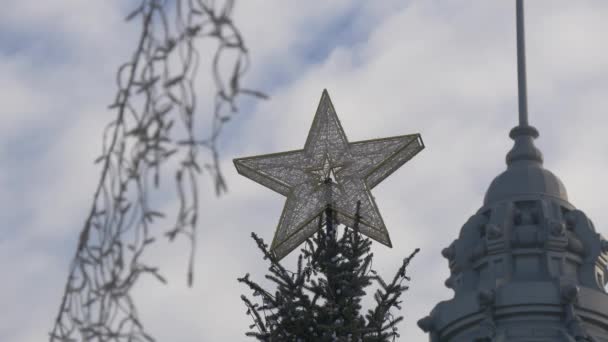 Διακόσμηση Αστεριού Στην Κορυφή Ενός Χριστουγεννιάτικου Δέντρου — Αρχείο Βίντεο