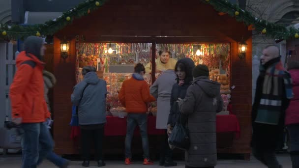 在圣诞市场买糖果 — 图库视频影像