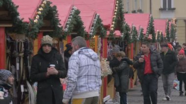 Noel pazarında yürüyen insanlar
