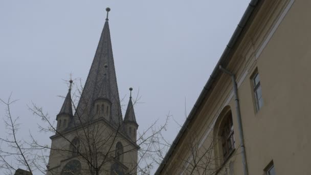 Kilisenin Sivri Çatısının Alçak Açısı — Stok video