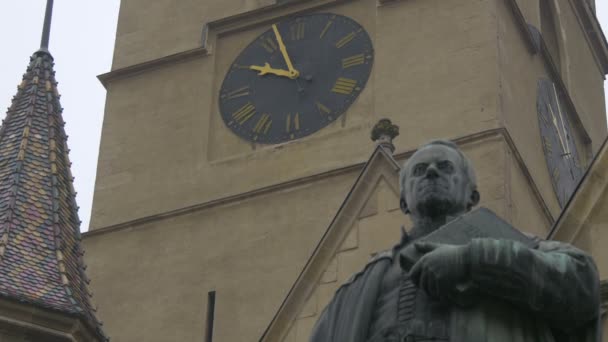 Baixo Ângulo Estátua Georg Daniel Teutsch — Vídeo de Stock