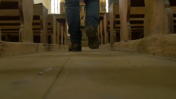 Piedi Uomo Che Cammina Dentro Chiesa — Video Stock