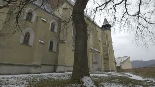 Igreja Fortificada Vista Atrás Das Árvores — Vídeo de Stock