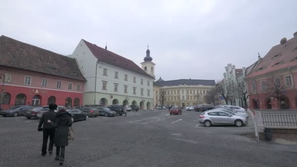 Coches Aparcados Pequeña Plaza Sibiu — Vídeo de stock